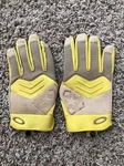 Large Oakley Yellow Beige Leather Racing Gloves Pre-owned. Price: $49.99.
